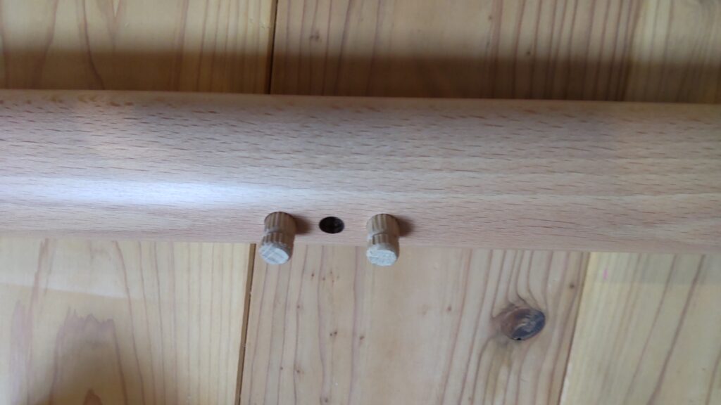 木製ピンを挿したクロスバー