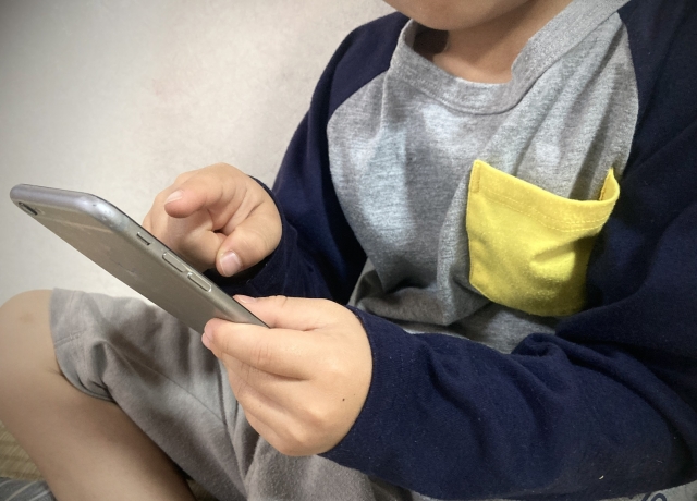 スマホを触る子供