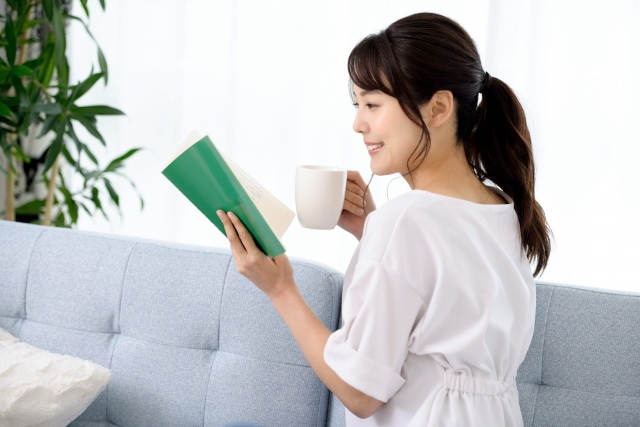 本を読む女性